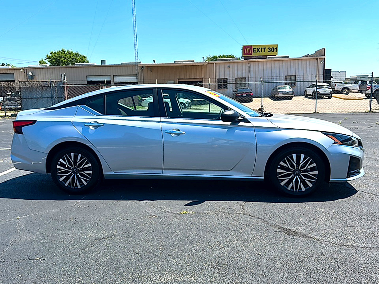 Used 2025 Nissan Altima 2.5 SV FWD image 9