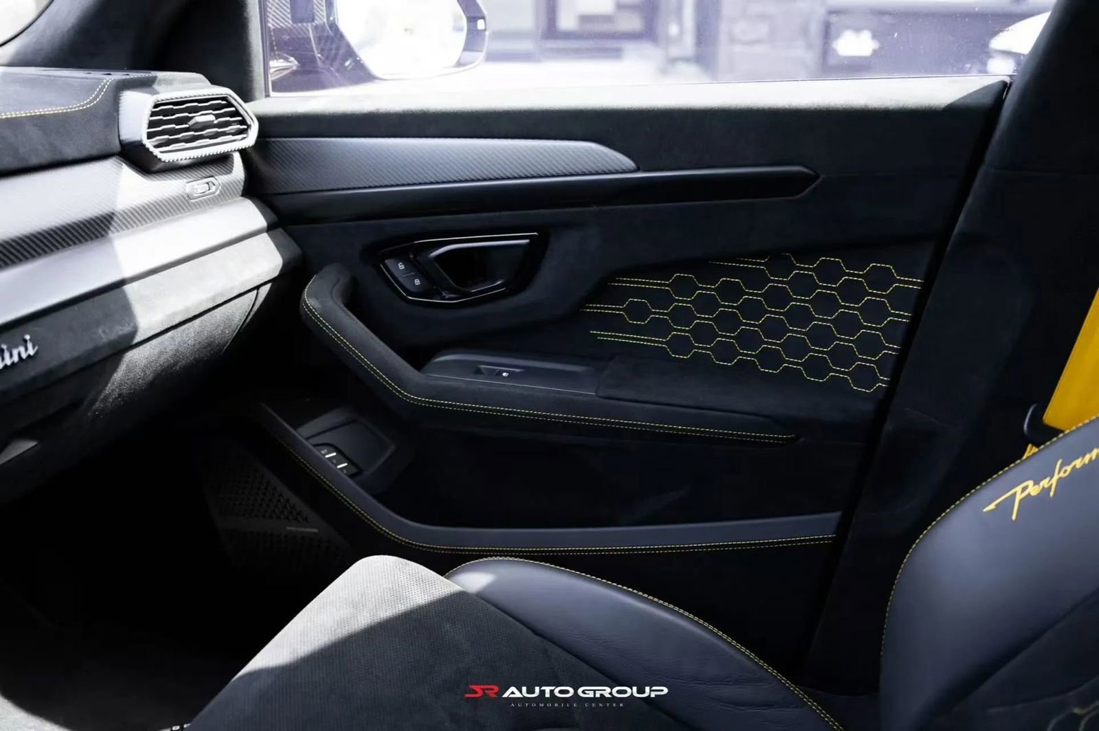 Used 2023 Lamborghini Urus Performante AWD/4WD image 31