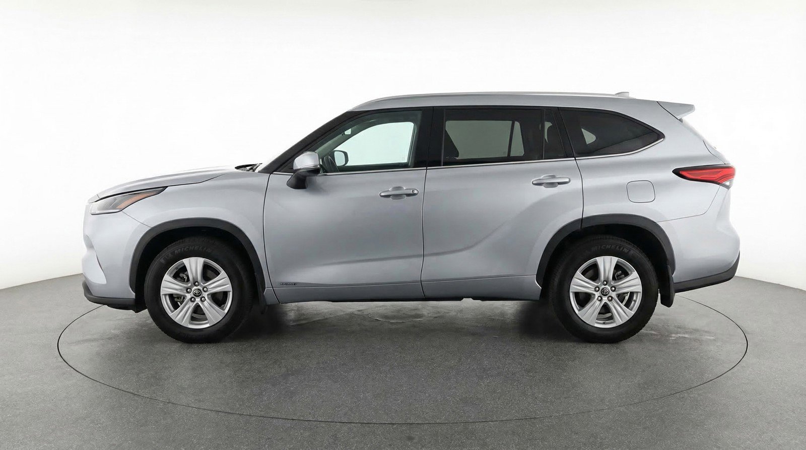 Used 2025 Toyota Highlander LE FWD image 5