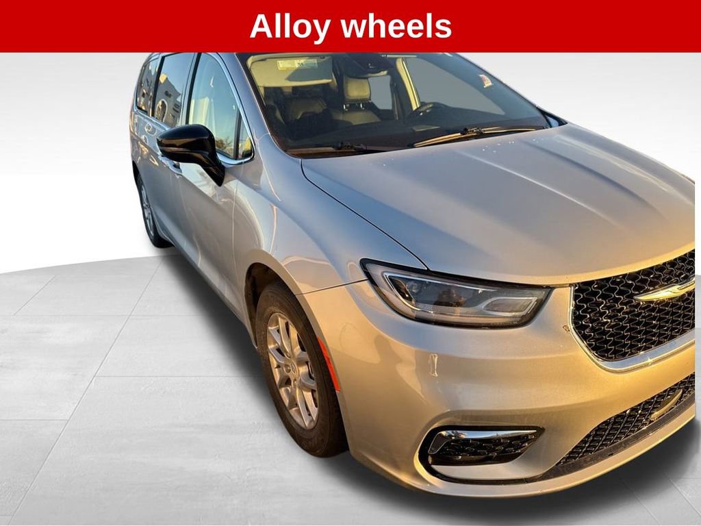 Used 2024 Chrysler Pacifica Touring-L w/ Uconnect Theater Family Group image 8