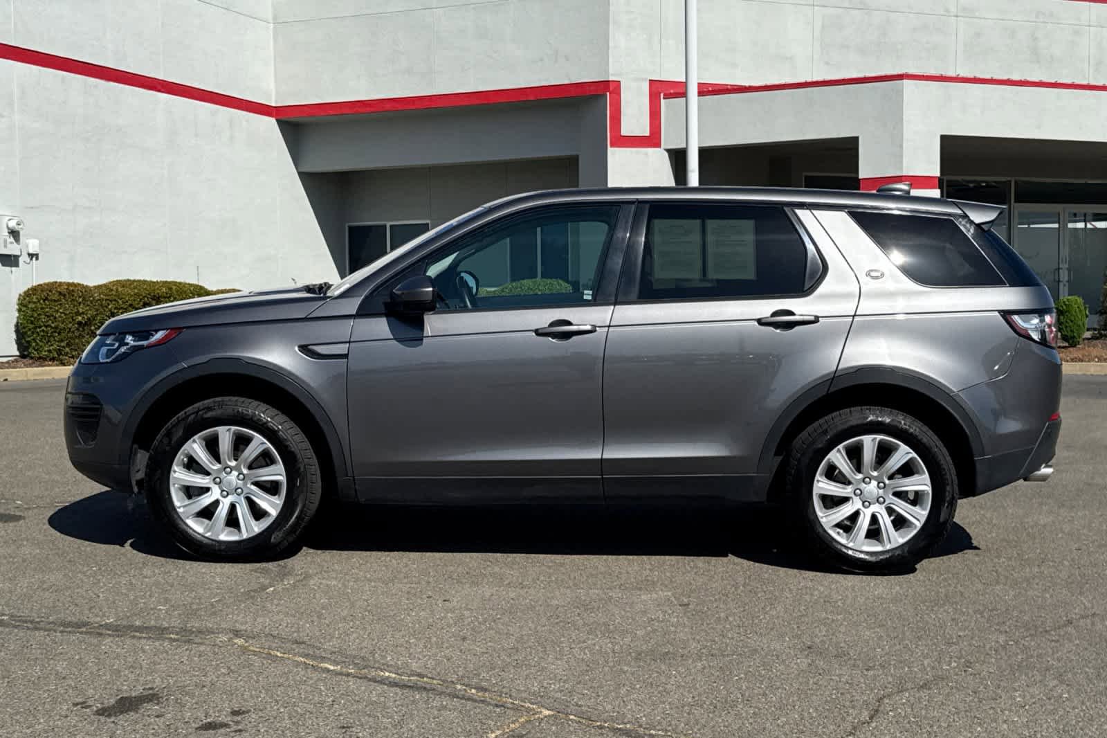 Used 2017 Land Rover Discovery Sport SE image 9