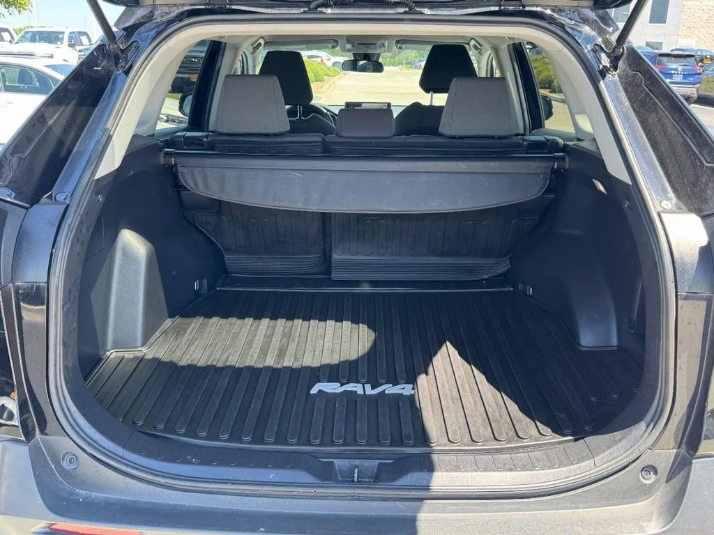 Used 2022 Toyota RAV4 XLE AWD/4WD image 6