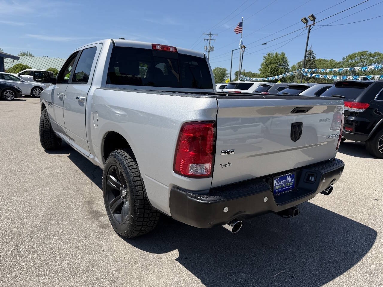 Used 2017 RAM 1500 Classic SLT w/ SLT Plus D←cor Group AWD/4WD image 5