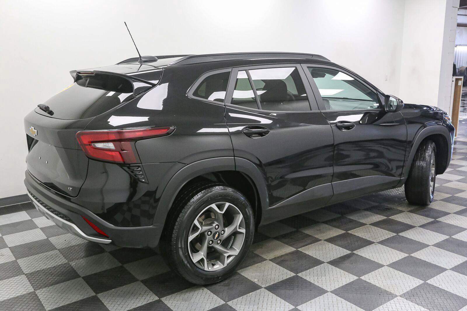 Used 2025 Chevrolet Trax LT FWD image 8