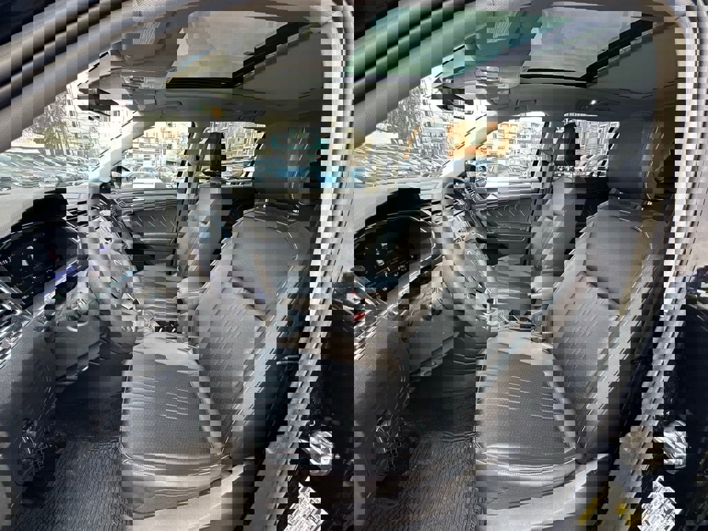 Used 2022 Volkswagen Tiguan SE image 9