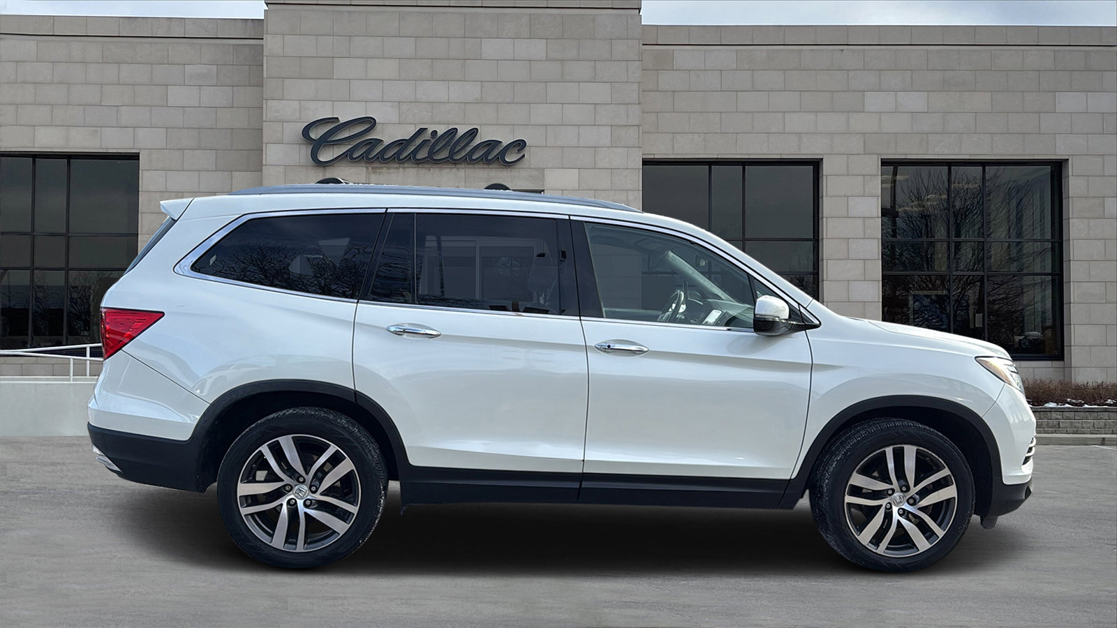 Used 2017 Honda Pilot Elite image 2