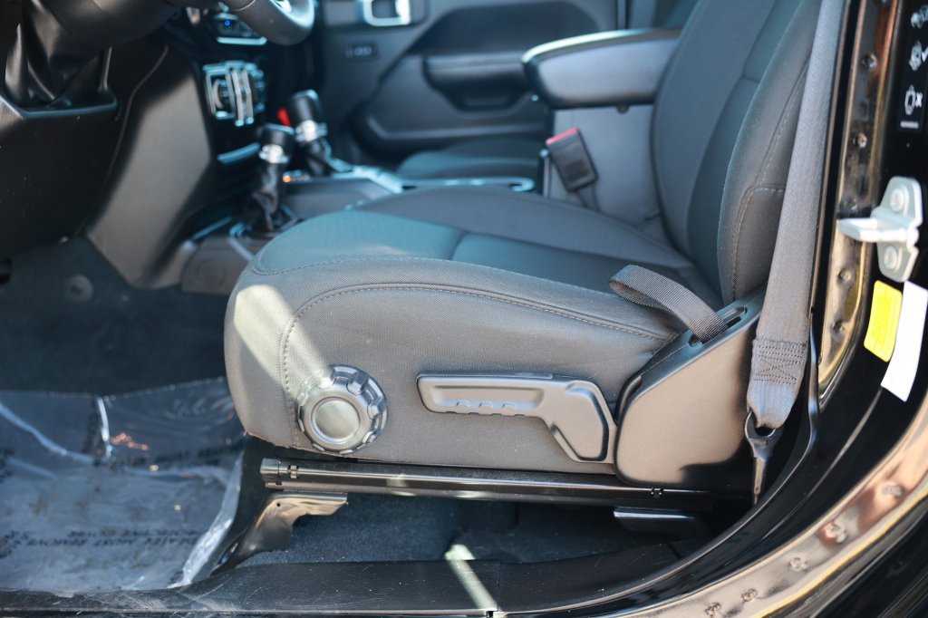 Used 2023 Jeep Wrangler Unlimited AWD/4WD image 21