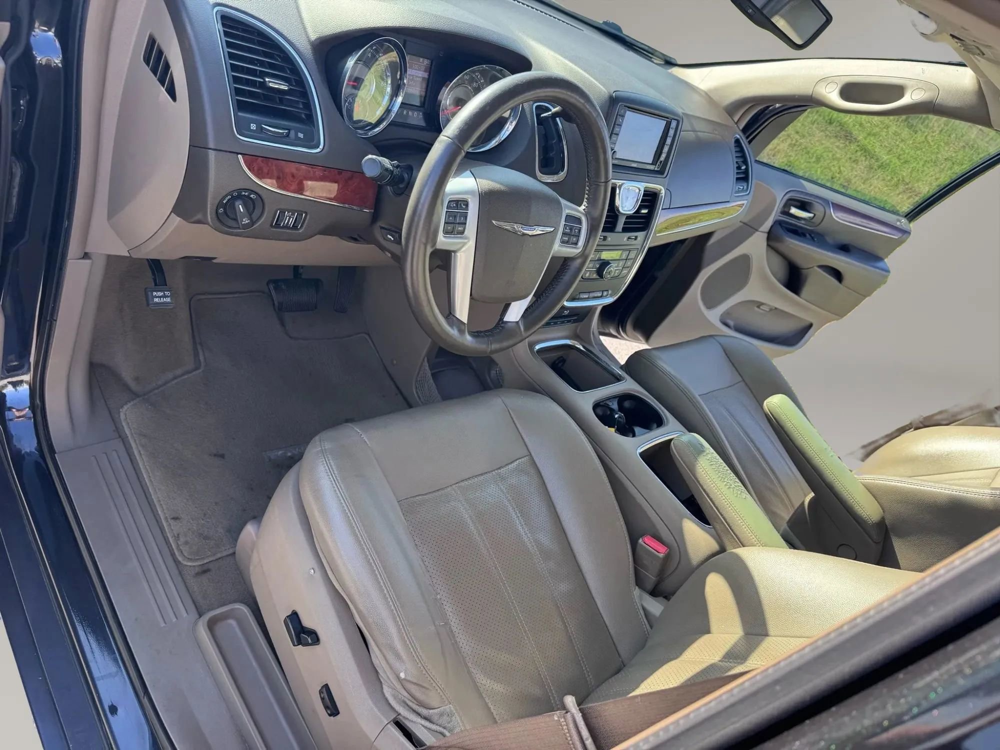Used 2014 Chrysler Town & Country Touring-L w/ Driver Convenience Group FWD image 12