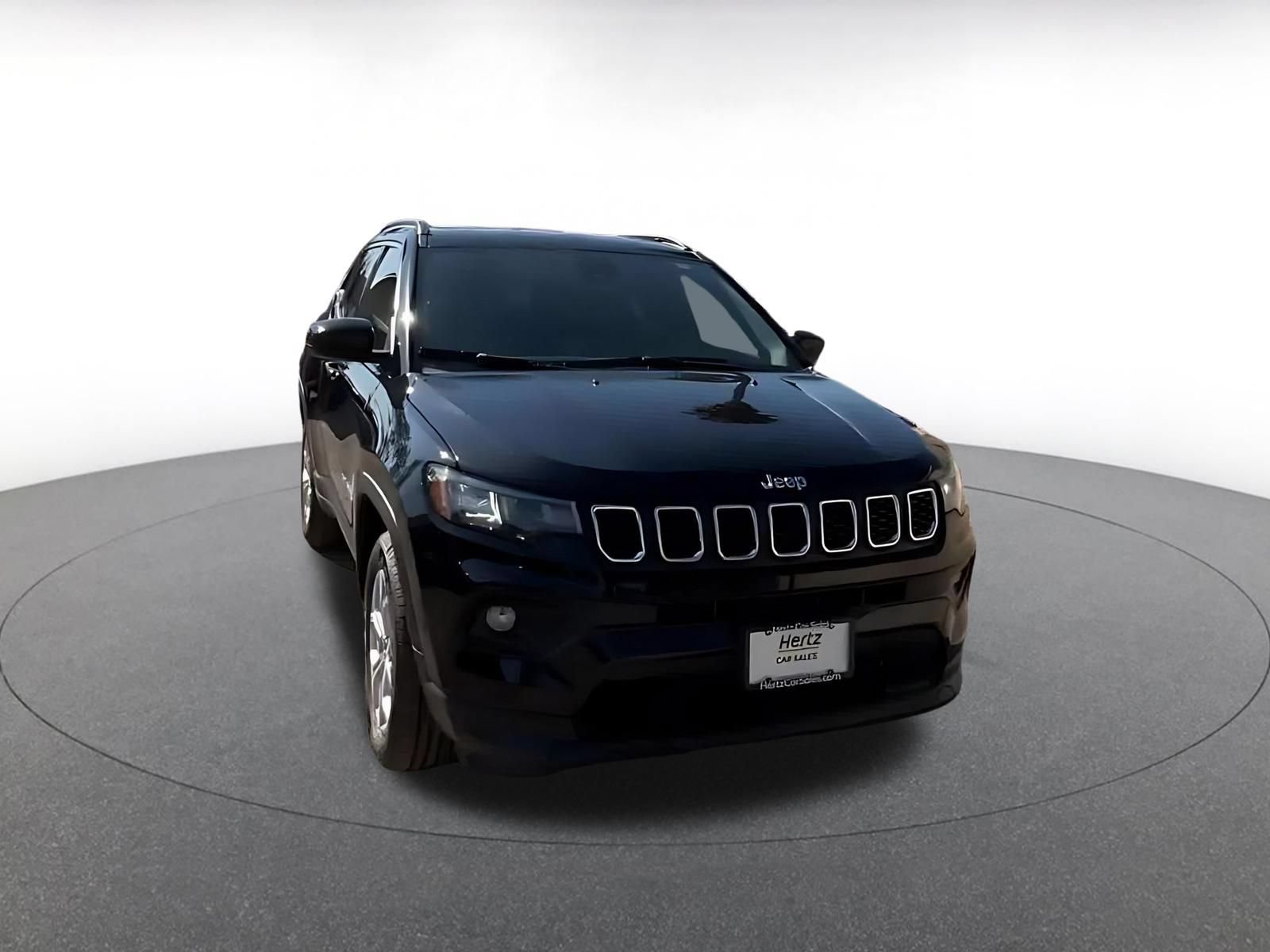 Used 2025 Jeep Compass Latitude AWD/4WD image 3