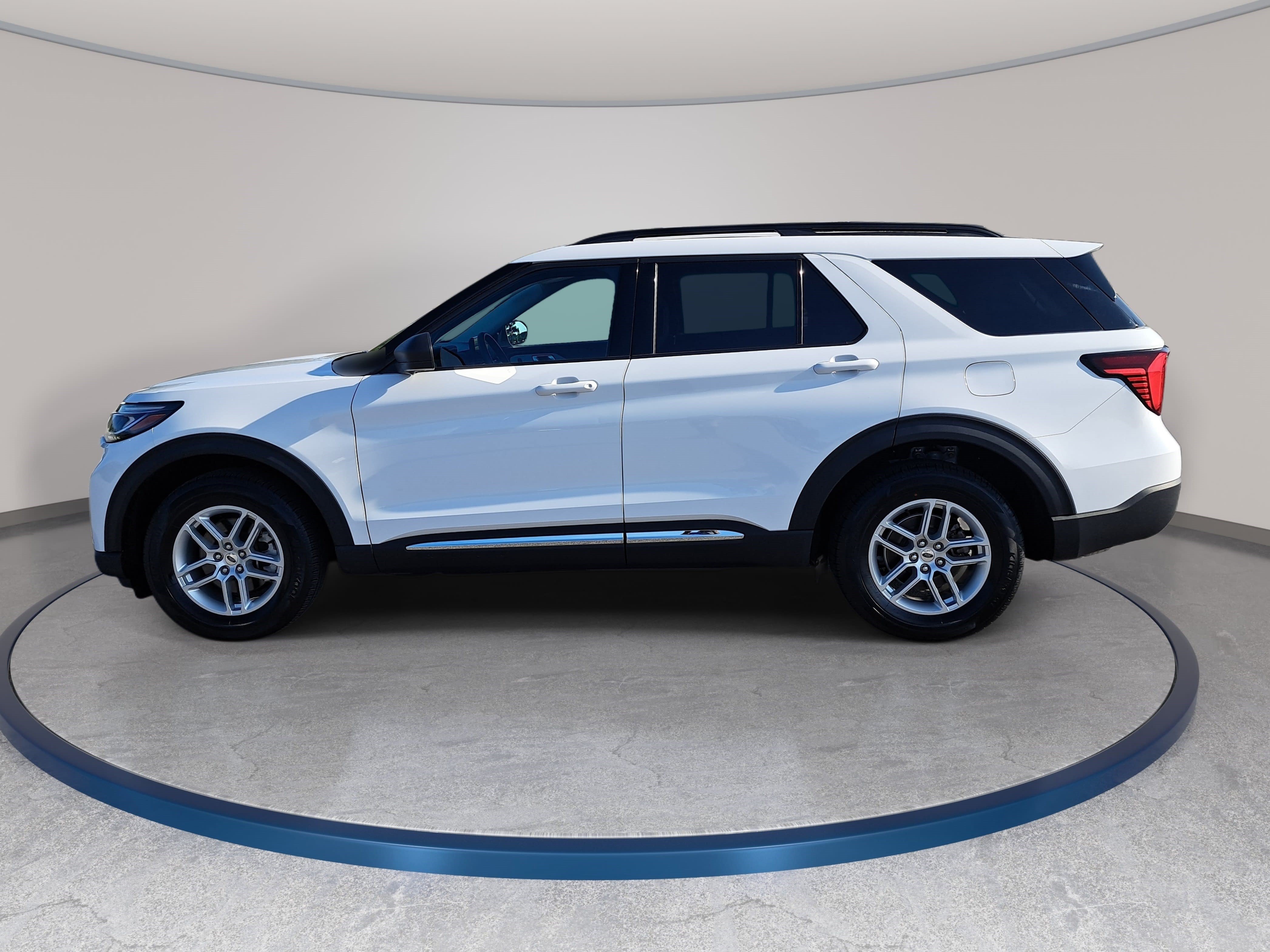 Used 2025 Ford Explorer Active AWD/4WD image 8