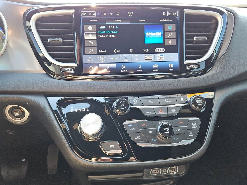 Used 2025 Chrysler Voyager LX image 17