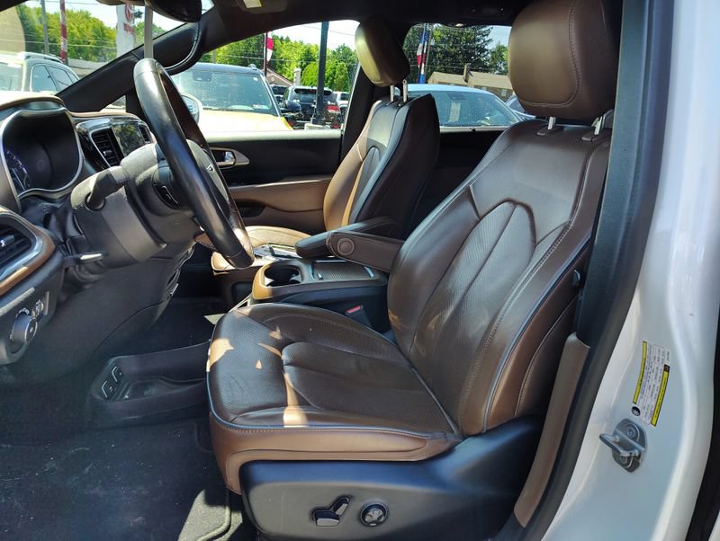 Used 2020 Chrysler Pacifica Limited w/ Advanced Safetytec Group FWD image 9
