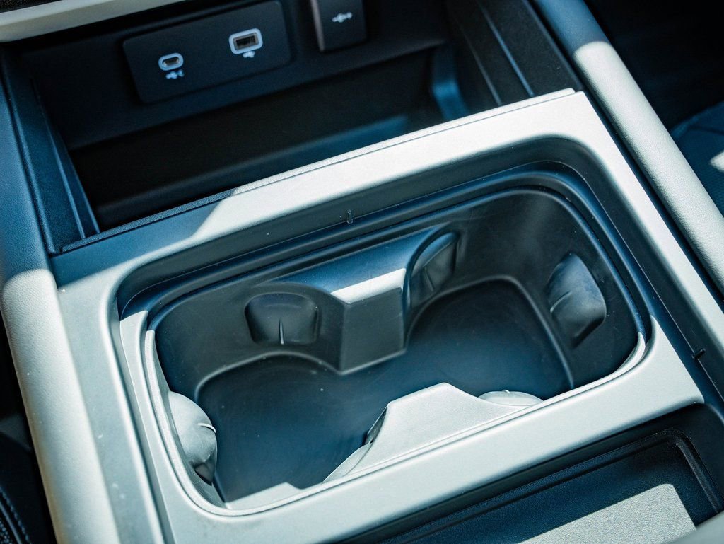 Used 2023 Land Rover Defender 130 X-Dynamic SE image 35