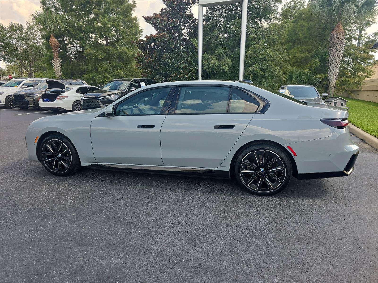 Certified 2023 BMW i7 xDrive60 w/ Luxury Rear Seating Package AWD/4WD image 5