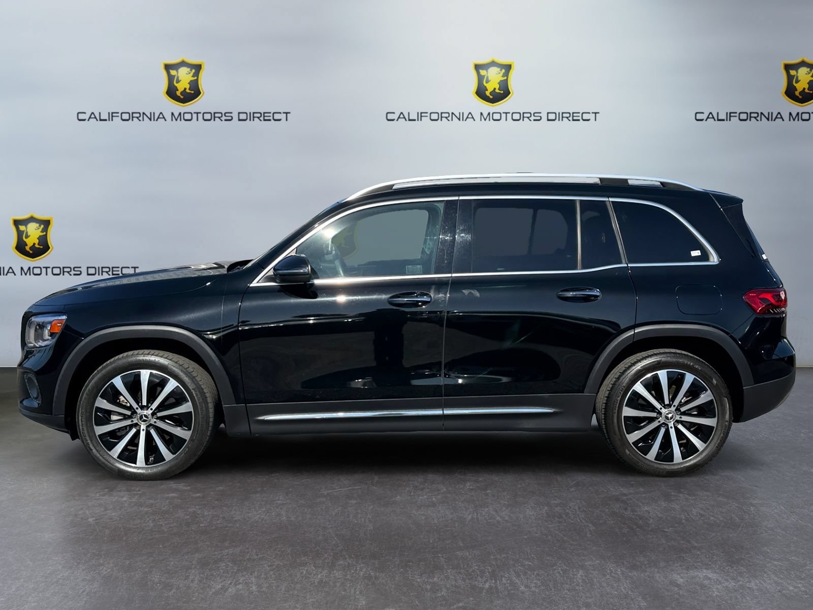 Used 2022 Mercedes-Benz GLB 250 w/ Premium Package Lite image 2