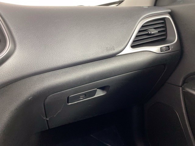 Used 2019 Jeep Cherokee Latitude w/ Cold Weather Group FWD image 35