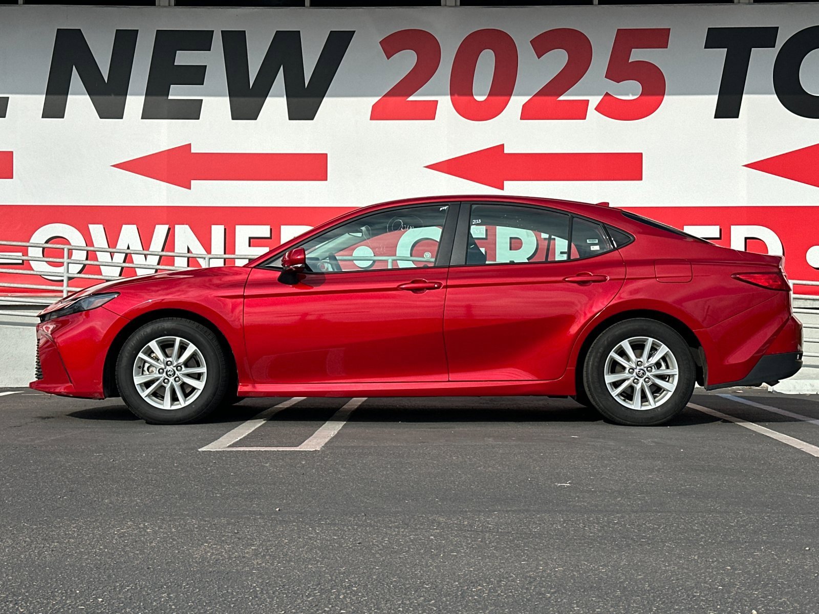 Used 2025 Toyota Camry LE image 2