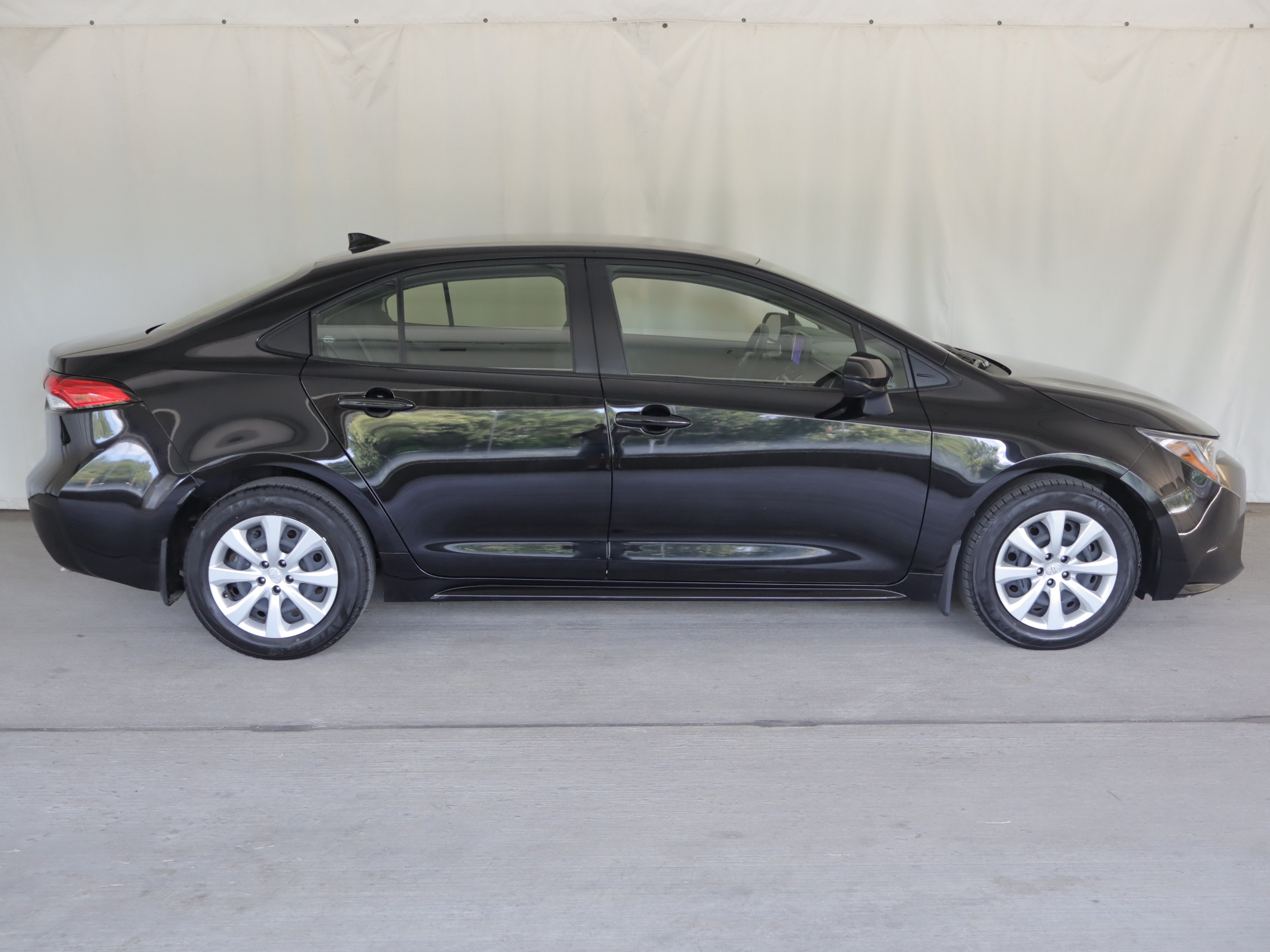 Used 2023 Toyota Corolla LE w/ Carpet Mat Package (TMS) FWD image 4