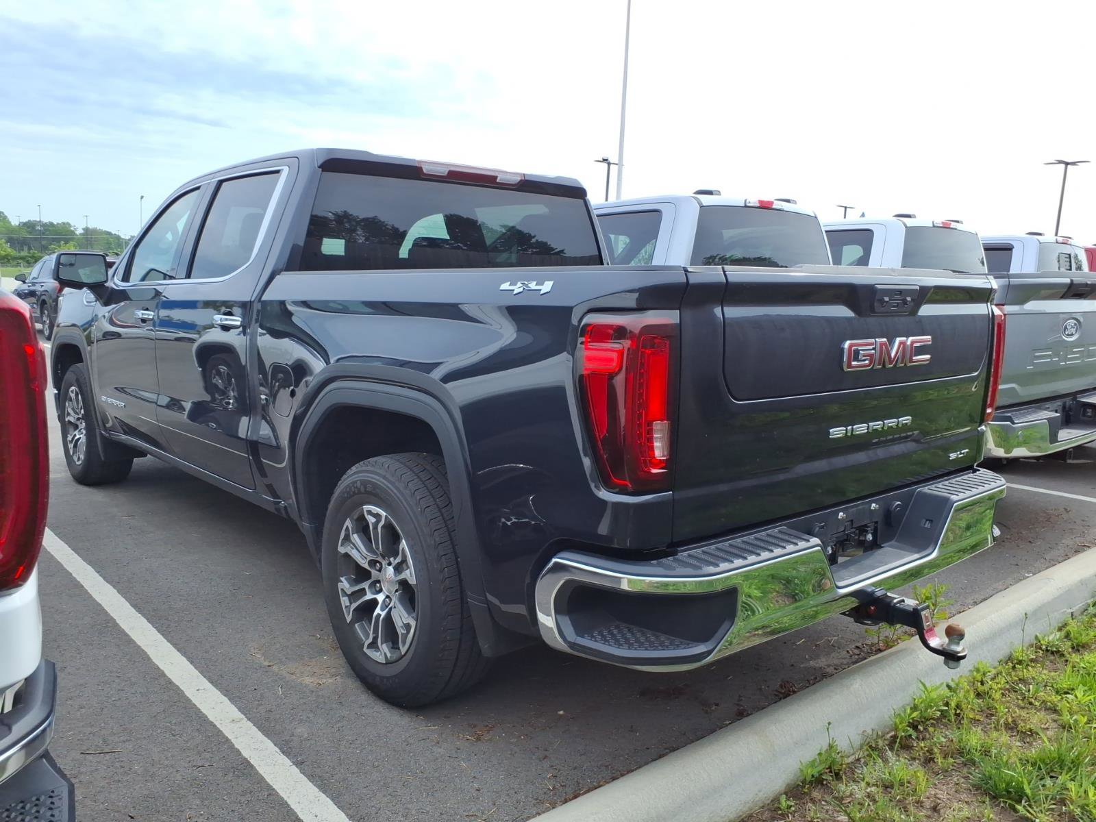 Used 2025 GMC Sierra 1500 SLT AWD/4WD image 4