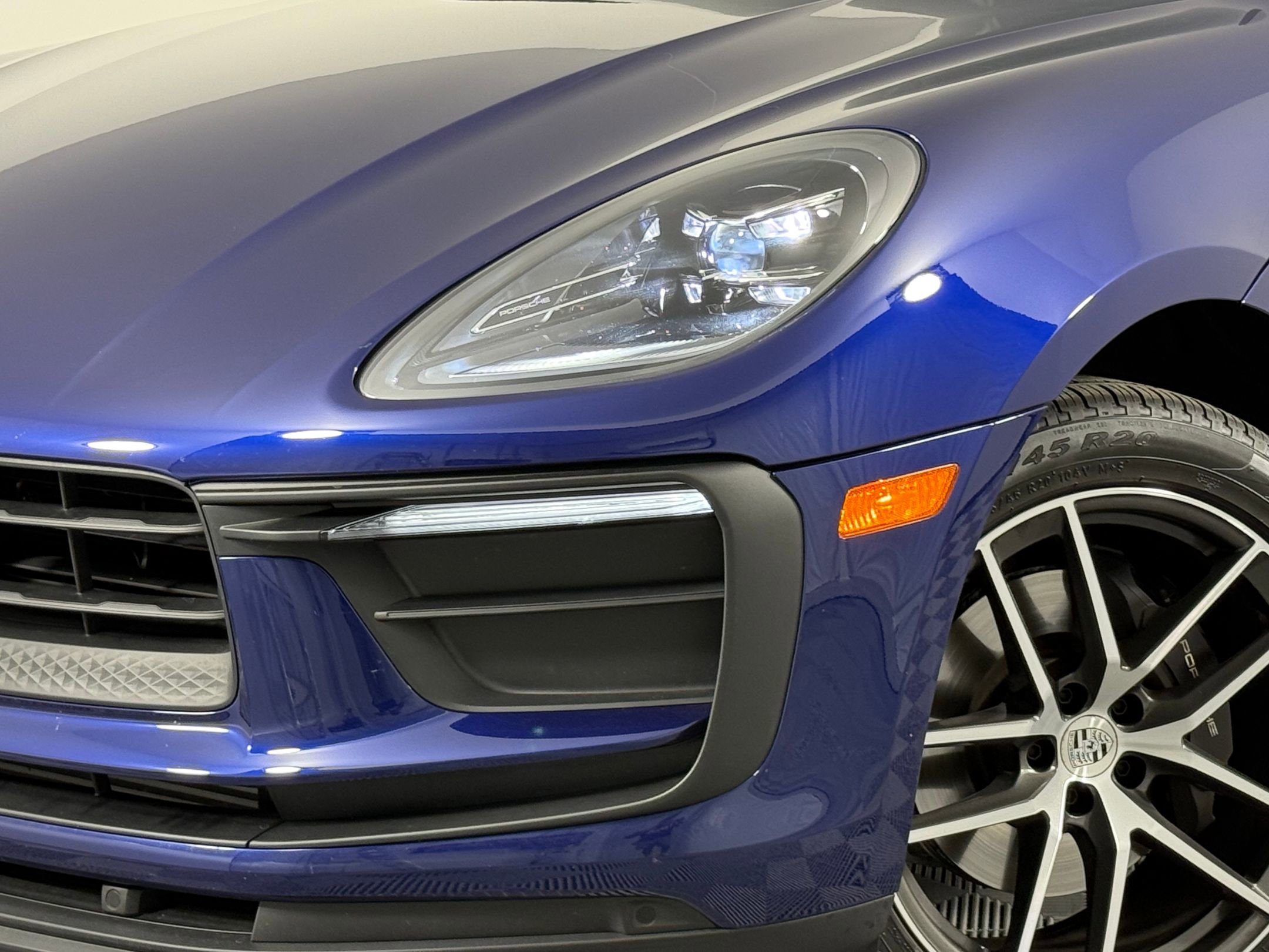 Certified 2025 Porsche Macan AWD/4WD image 11