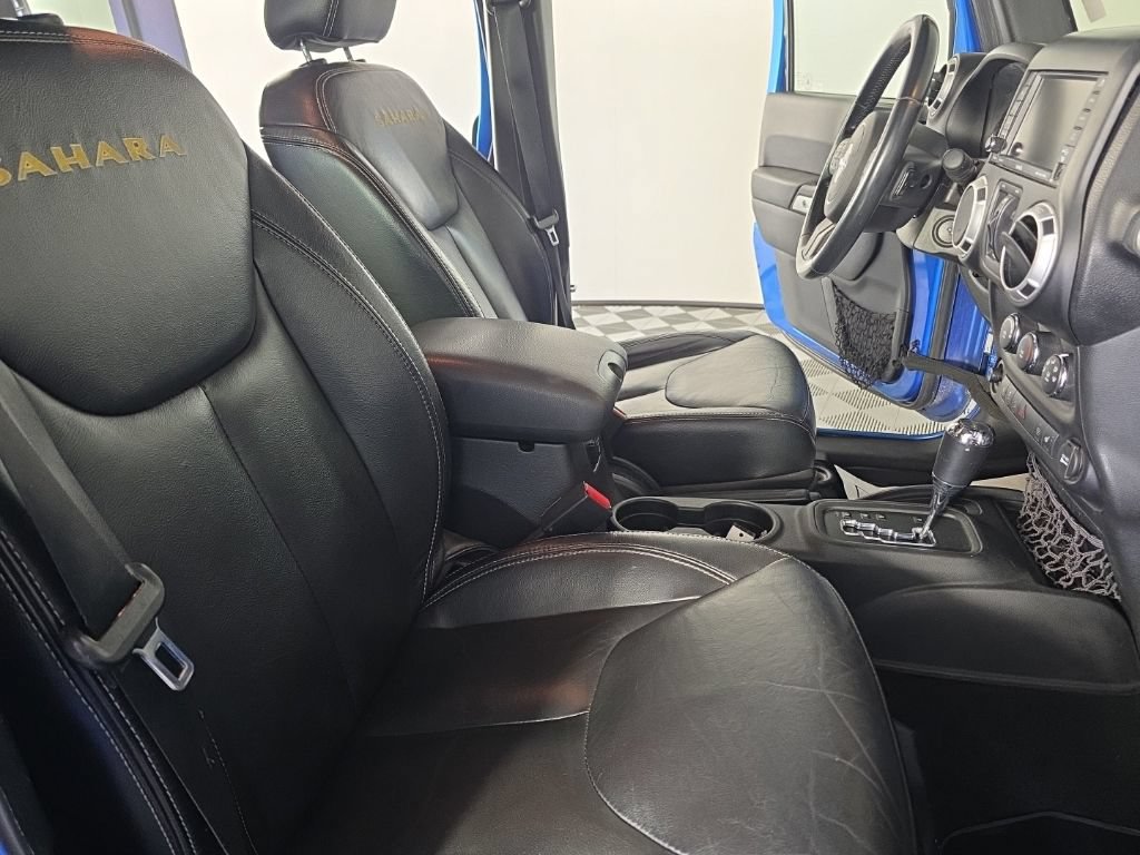 Used 2015 Jeep Wrangler Unlimited Sahara w/ Connectivity Group AWD/4WD image 33