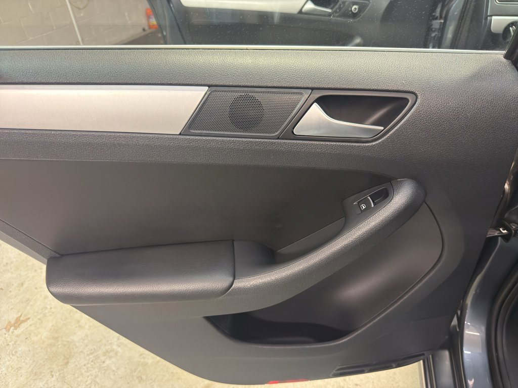 Used 2013 Volkswagen Jetta SE FWD image 28