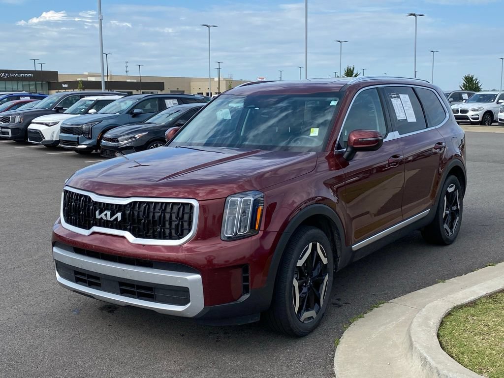 Used 2023 Kia Telluride EX w/ EX Captain's Chair Package FWD image 3