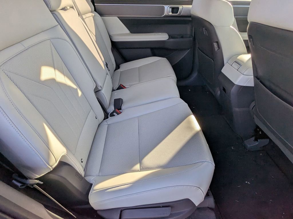 Certified 2025 Hyundai Santa Fe SEL image 18