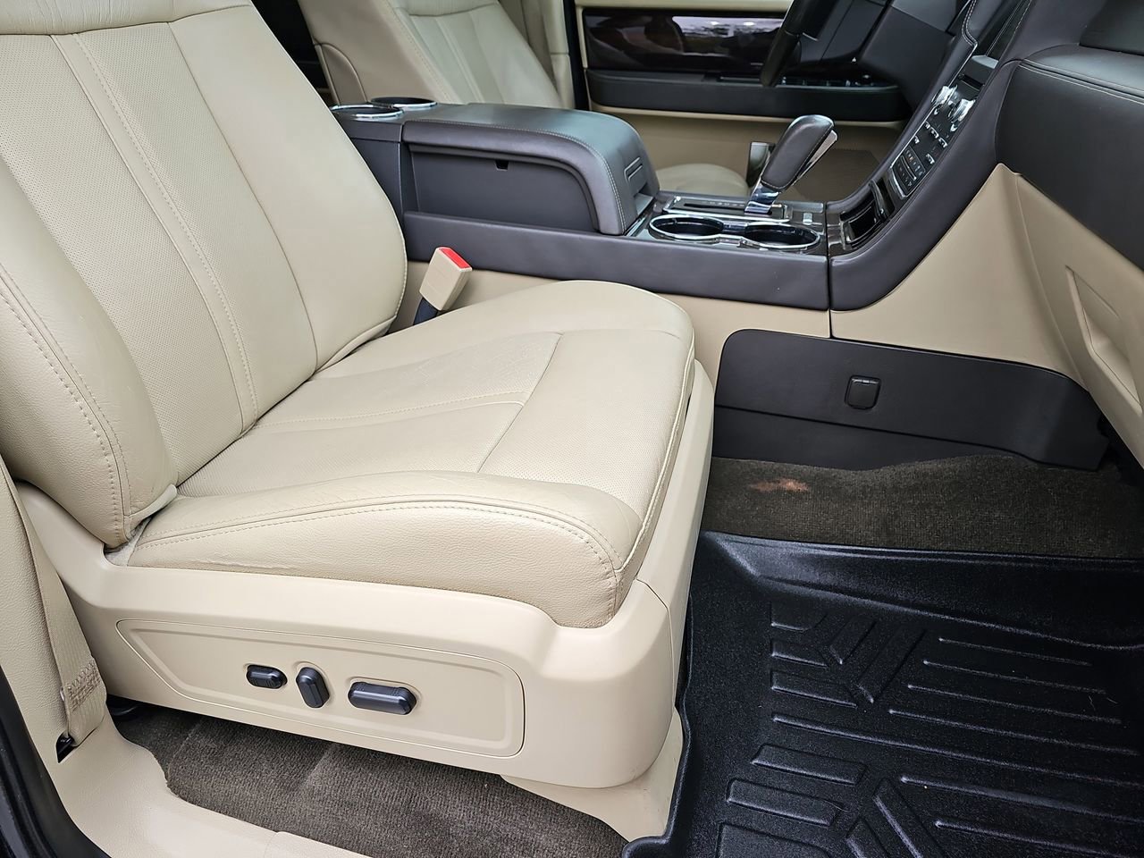 Used 2015 Lincoln Navigator 4WD w/ Equipment Group 101A Reserve image 13