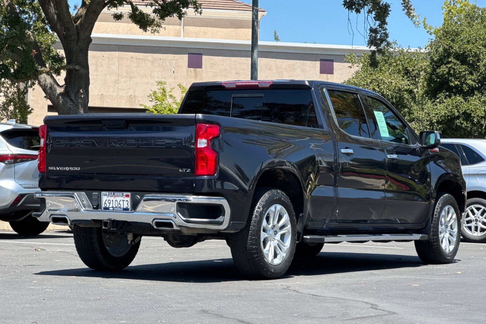 Used 2022 Chevrolet Silverado 1500 LTZ AWD/4WD image 3