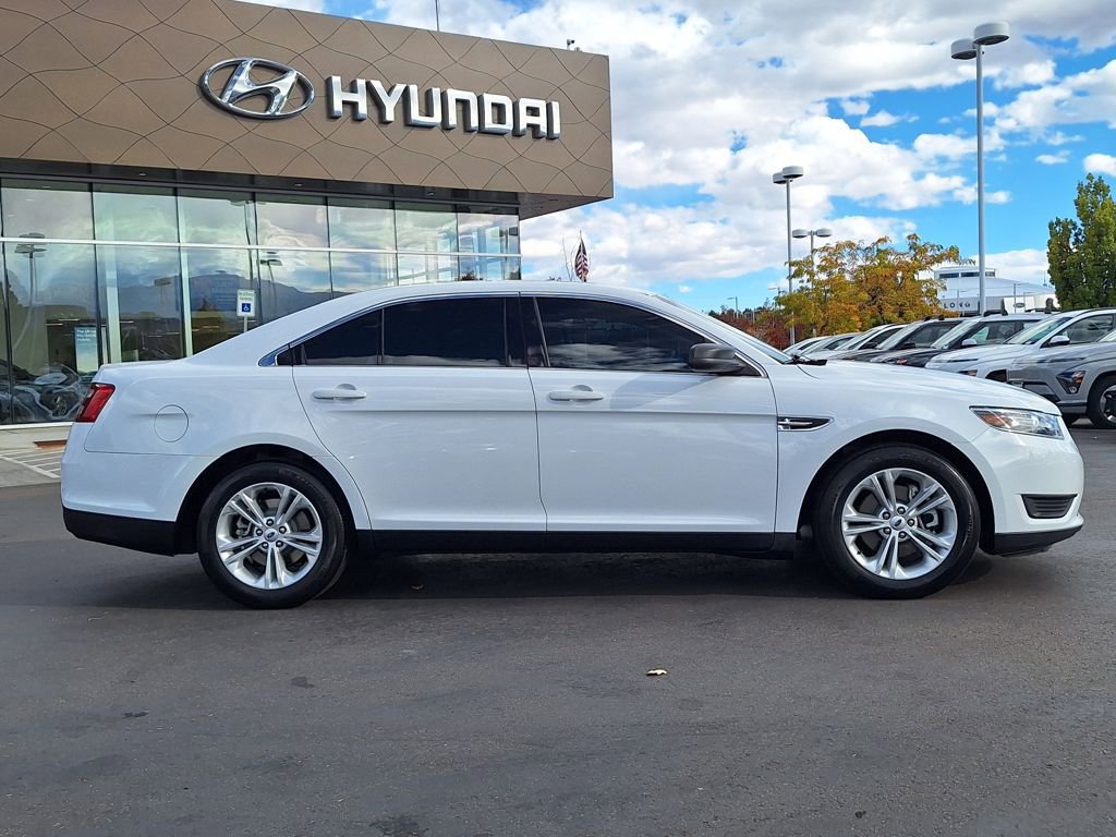 Used 2019 Ford Taurus SE image 2