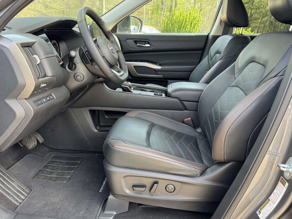 Used 2023 Nissan Pathfinder Platinum image 21