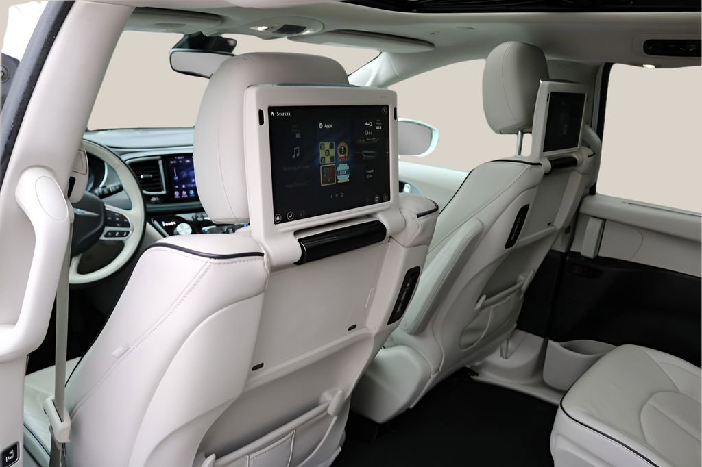 Used 2018 Chrysler Pacifica Limited w/ Advanced Safetytec Group FWD image 16