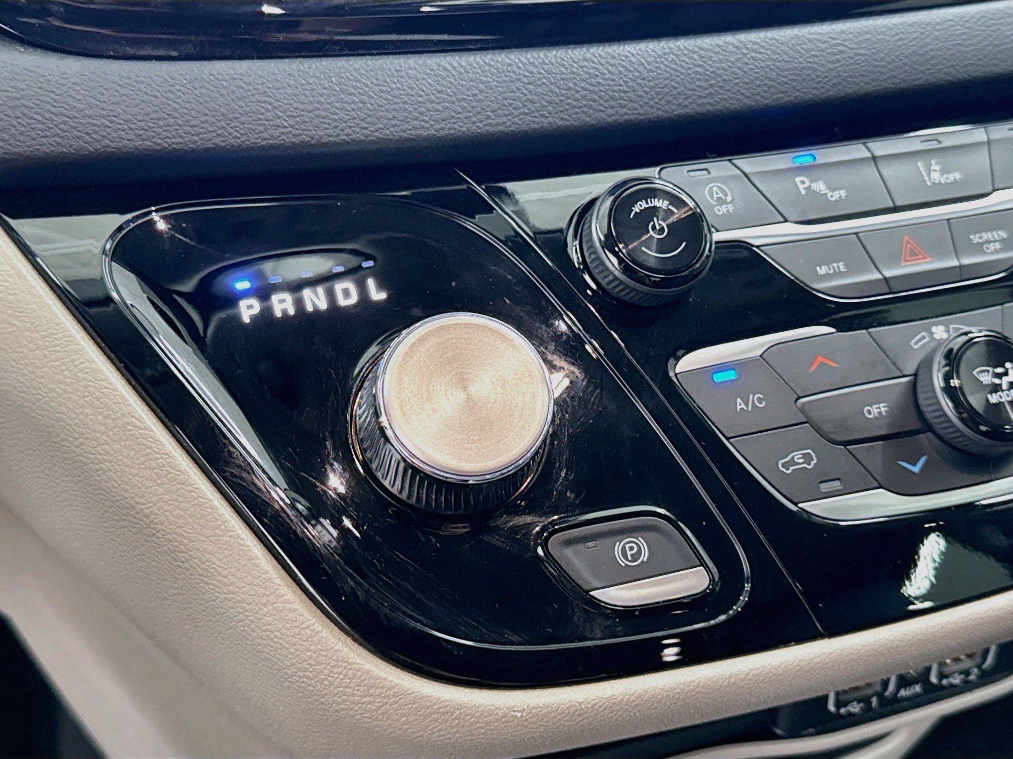 Used 2024 Chrysler Pacifica Touring-L FWD image 24