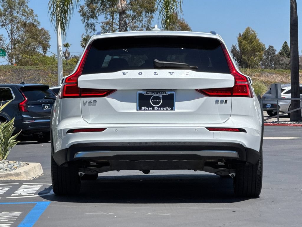 Certified 2025 Volvo V60 B5 Cross Country Plus AWD/4WD image 4