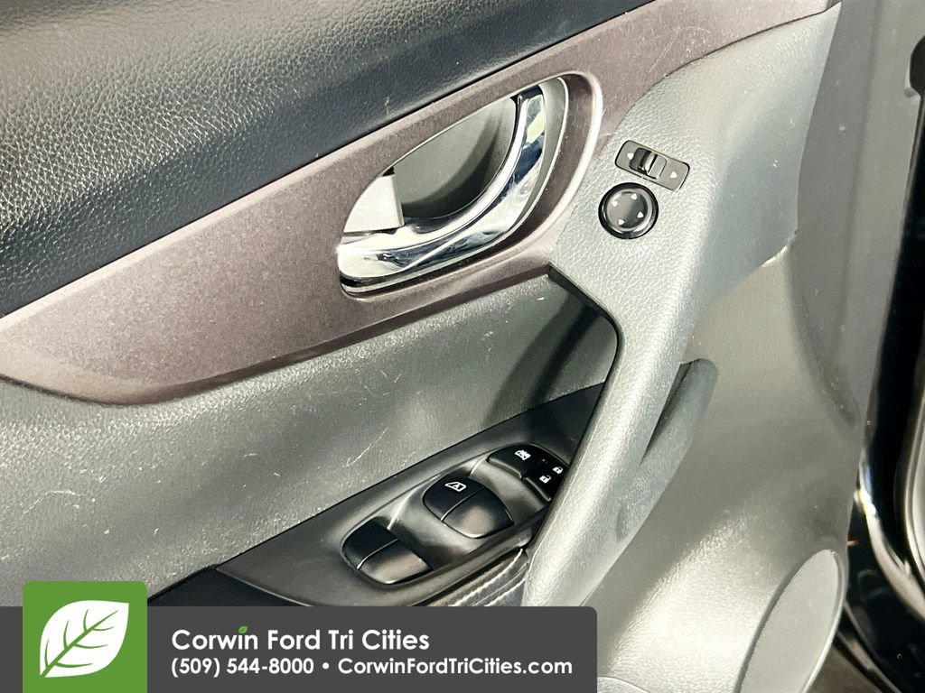 Used 2016 Nissan Rogue S AWD/4WD image 12