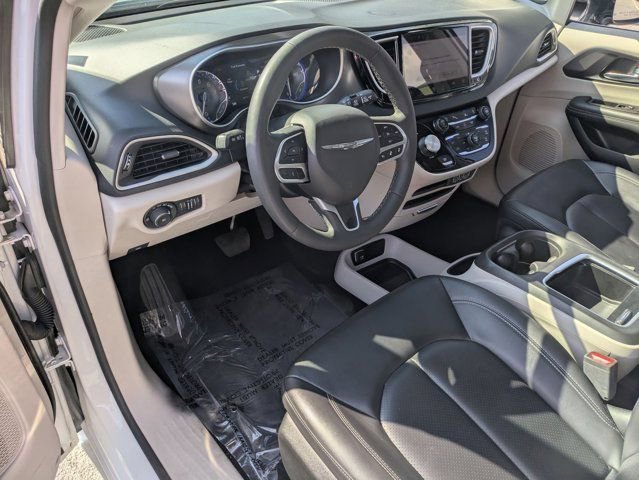 Used 2024 Chrysler Pacifica Touring-L image 11