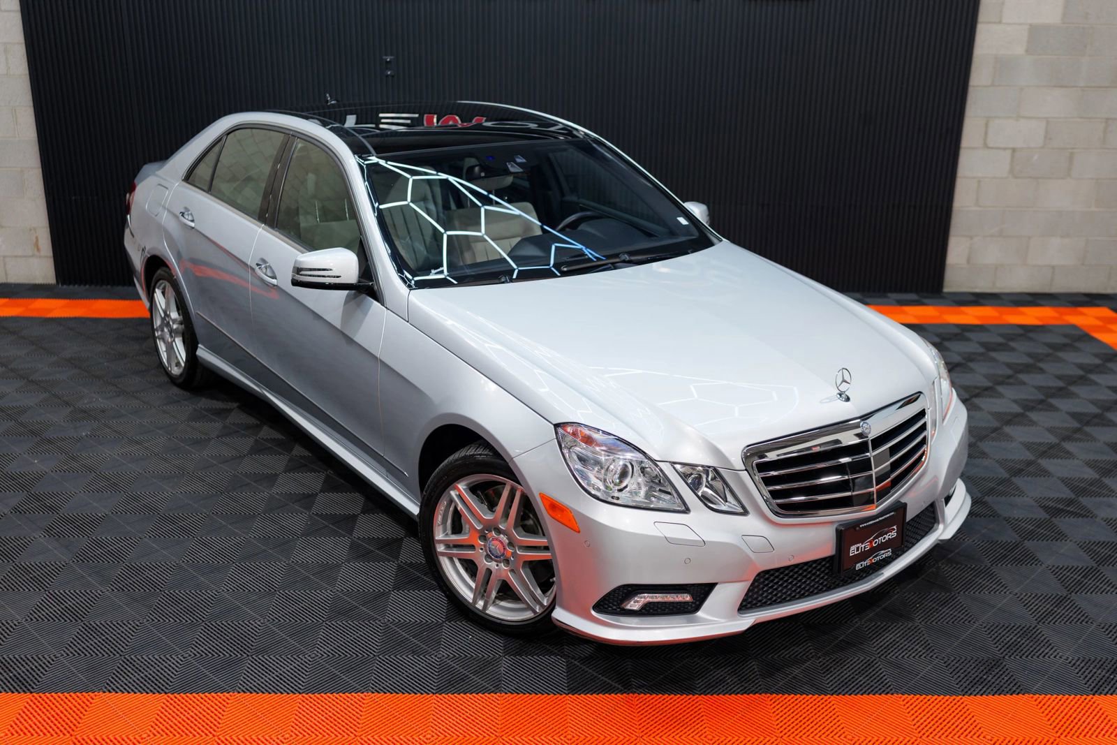 Used 2010 Mercedes-Benz E 550 4MATIC Sedan image 3
