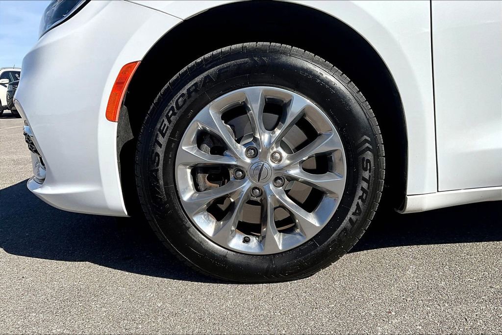 Used 2021 Chrysler Pacifica Touring-L image 11