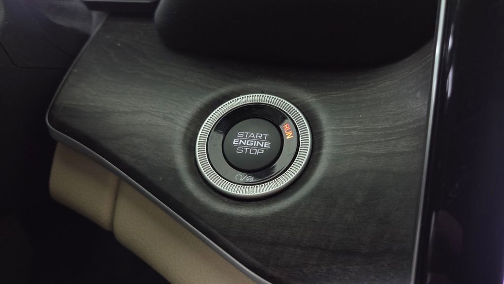 Used 2023 Jeep Grand Cherokee Limited w/ Luxury Tech Group II image 21