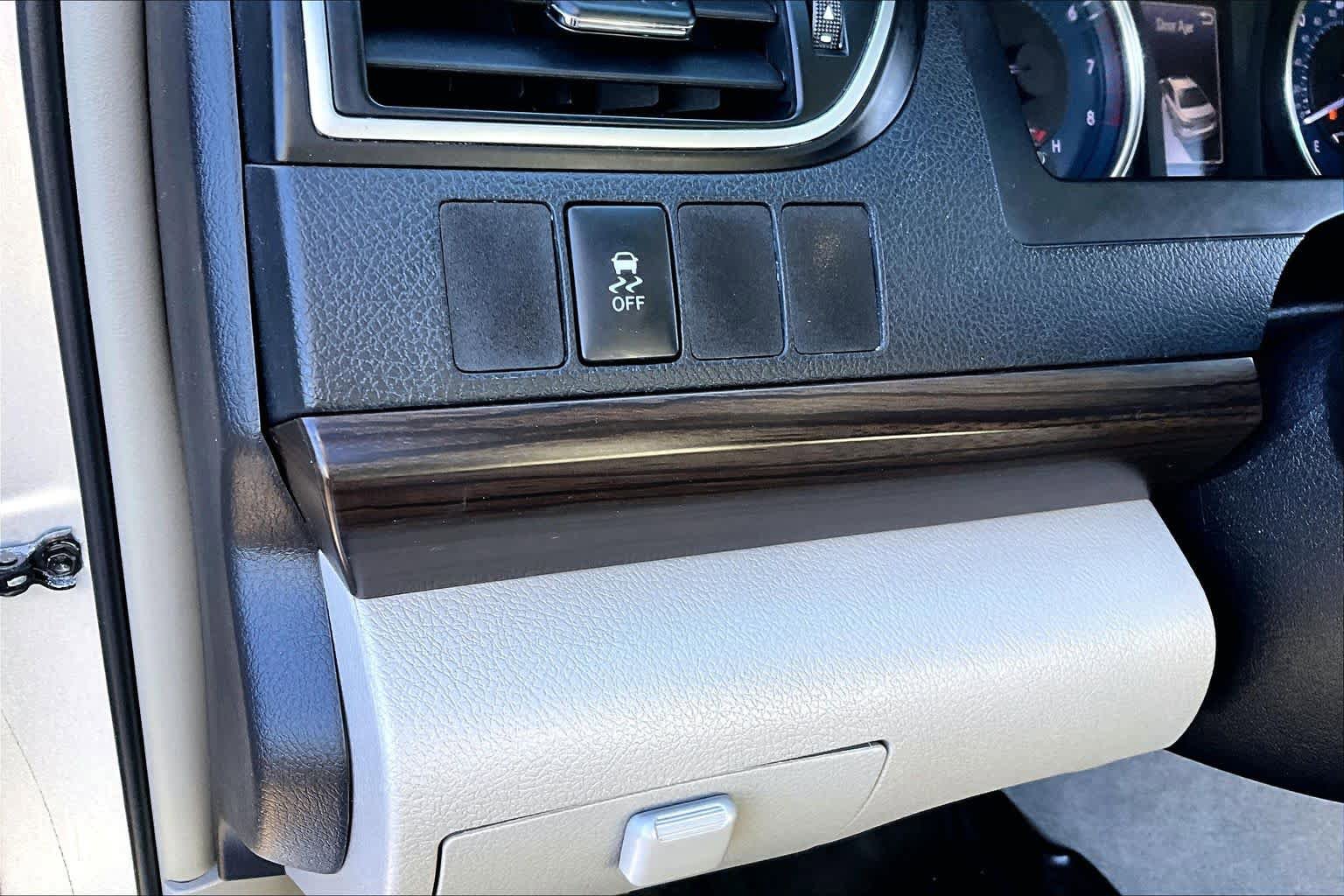 Used 2015 Toyota Camry XLE FWD image 32