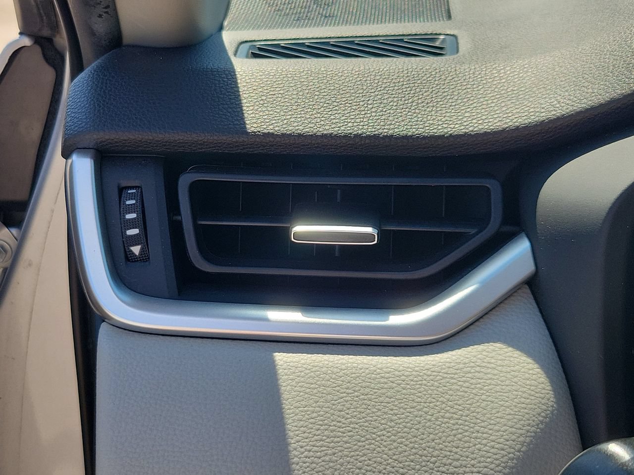 Used 2019 Toyota RAV4 XLE Premium w/ Cold Weather Package FWD image 33