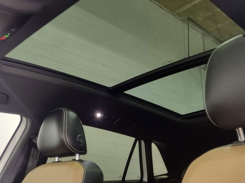 Certified 2022 Volkswagen Atlas Cross Sport SE w/ Panoramic Sunroof Package image 24