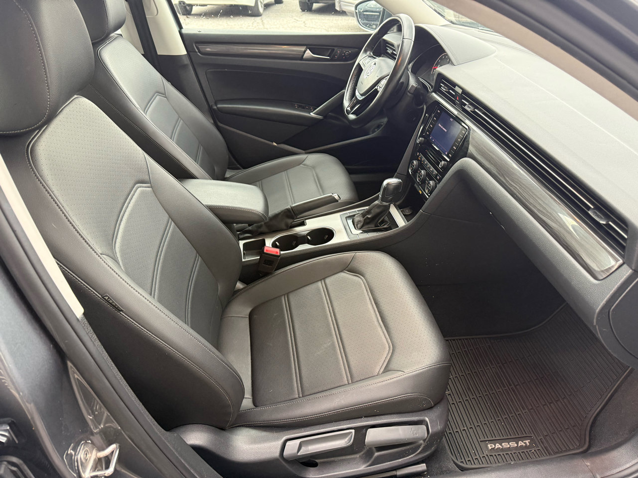 Used 2020 Volkswagen Passat 2.0T R-Line image 24