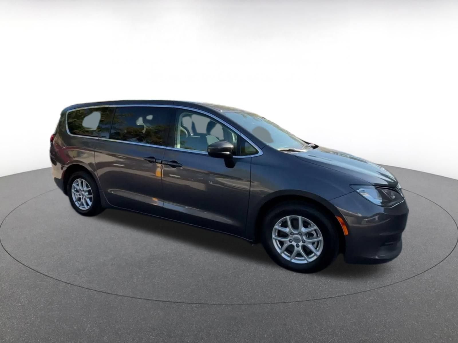 Used 2023 Chrysler Voyager LX FWD image 2