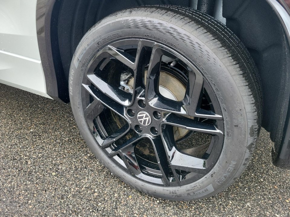 New 2026 Volkswagen Tiguan SE R-Line FWD image 27