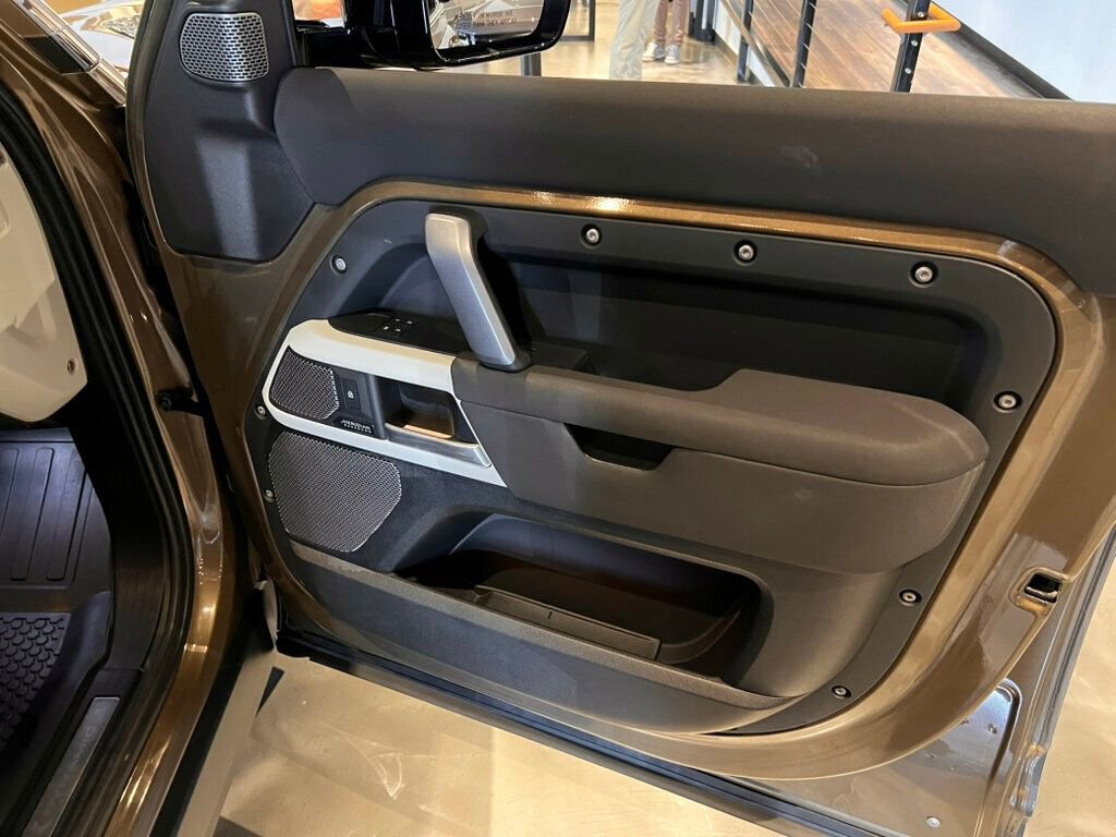 Used 2023 Land Rover Defender 110 X-Dynamic SE image 30