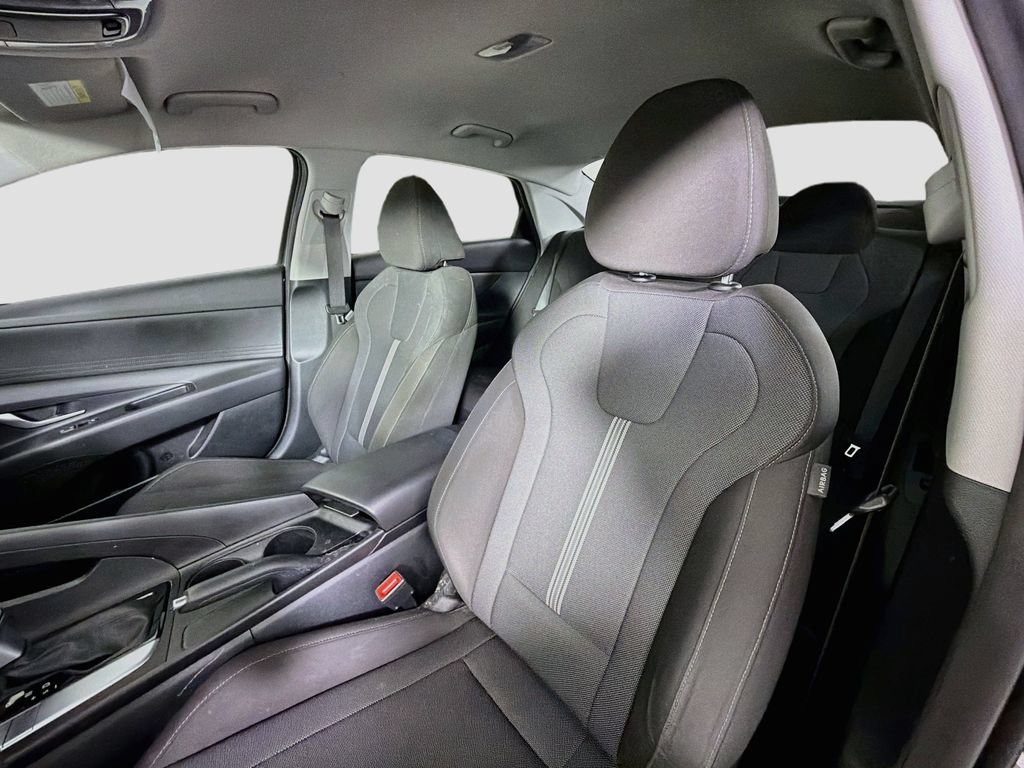 Used 2025 Hyundai Elantra SE FWD image 14