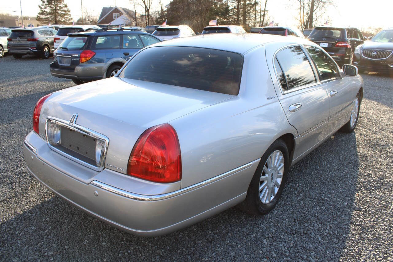 Used 2005 Lincoln Town Car Signature image 7