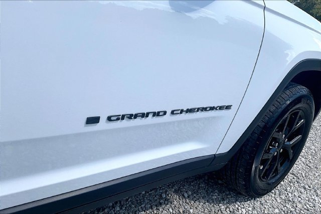 Used 2025 Jeep Grand Cherokee L Altitude AWD/4WD image 13